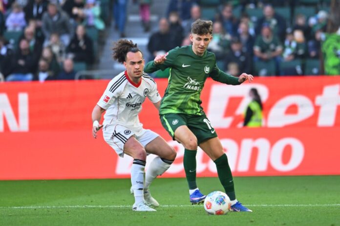 Jesper Lindström Lindström (r.) spielte für Wolfsburg und die Eintracht. (Archivfoto)