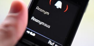 Telefonbetrug: Frau legt Bankkarte mit PIN vor Haustür Ist es wirklich die Polizei, die anruft? Telefonbetrüger sind sehr kreativ, wenn es darum geht, gutgläubige Menschen übers Ohr zu hauen. (Symbolbild)