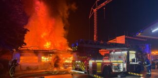 Feuerwehrhaus brennt aus – drei Einsatzfahrzeuge zerstört Einsatzkräfte der Feuerwehr versuchen das in Flammen stehende Gerätehaus zu löschen. (Handoutbild)