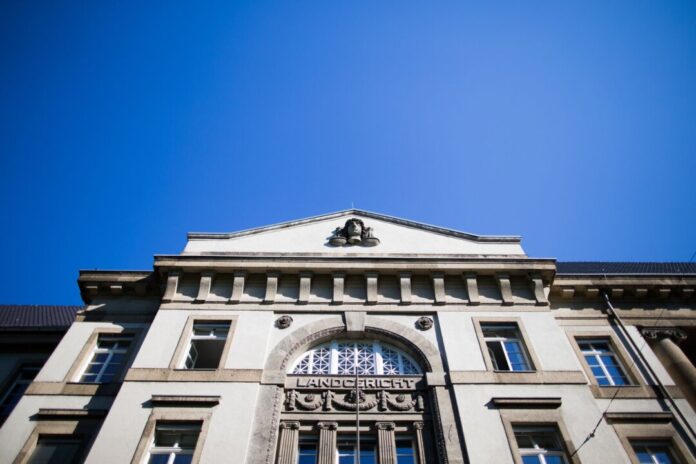 Messerangriff auf B221: Prozess gegen 56-Jährigen gestartet Ausgebremst und niedergestochen - die Aussagen des Opfers vor dem Krefelder Landgericht sind erschütternd. (Symbolbild)