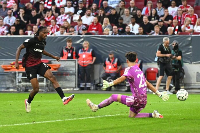 Fortuna Düsseldorf - SC Freiburg Jordy Makengo trifft zum 4:1 für Freiburg.