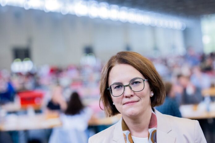 Stadtdirektorin Dörte Diemert Die Kölner Stadtdirektorin Dörte Diemert hat sich zu Vorwürfen gegen die Kölner Ausländerbehörde positioniert. (Archivbild)