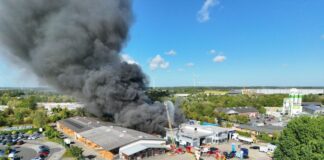 Brand in Beckumer Autowerkstatt – zwei Menschen verletzt Zwischenzeitlich warnten die Einsatzkräfte in Beckum vor Rauchgasen.
