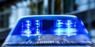 Auto stürzt zwei Meter tief und landet auf Terrasse Das Auto wurde nach dem Unfall zurück auf den Parkplatz gezogen. (Symbolbild)