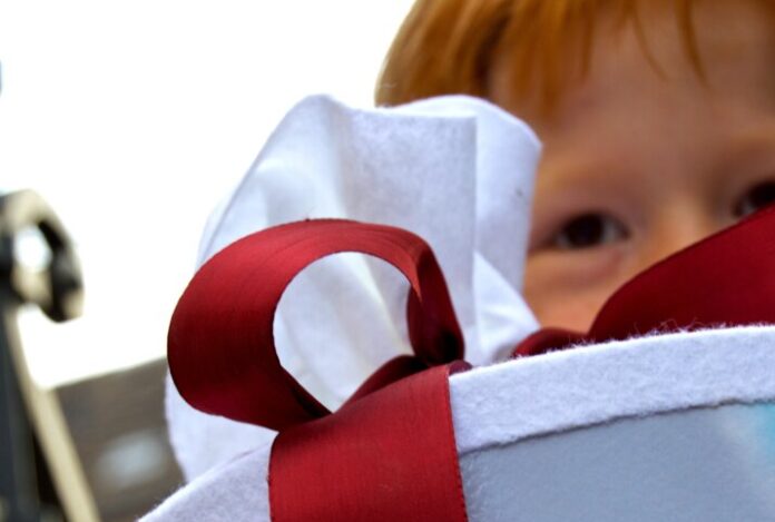Ein Kind mit einer Schultüte. Foto: pixabay Ein Kind mit einer Schultüte. Foto: pixabay