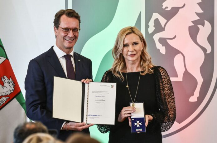Landesverdienstorden Nordrhein-Westfalen Die international bekannte Schauspielerin Veronica Ferres wurde in Solingen geboren.
