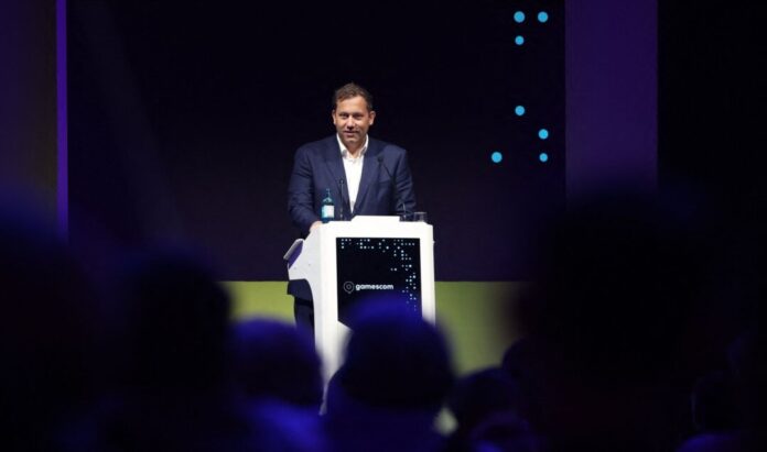 Lars Klingbeil auf der Gamescom 2026 Ich würde ja gern, aber wir leben nun mal in Zeiten knapper Staatskassen - so in etwa war die Botschaft von Finanzminister Lars Klingbeil zum Thema Steuererleichterungen für die Gamesbranche.