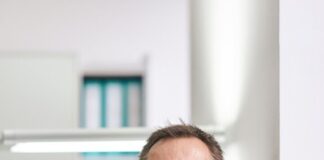 «Sags doch einfach!» – Sozialgerichte beklagen KI-Schwemme Die Sozialgerichte leiden unter einer Flut von Klagen - oft mit KI angefertigt, sagt LSG-Präsident Jens Blüggel.