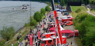 NRW feiert 80. Geburtstag mit Themenmeilen in Münster Beim NRW-Tag 2024 in Köln präsentierten sich die Feuerwehr und Rettungskräfte am Rheinufer. (Archivbild)