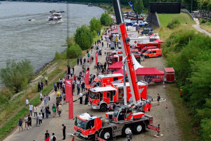Nordrhein-Westfalen-Tag Beim NRW-Tag 2024 in Köln präsentierten sich die Feuerwehr und Rettungskräfte am Rheinufer. (Archivbild)