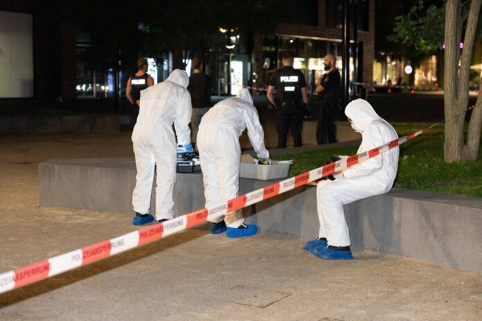 Mann durch Schuss erletzt – Festnahme Einsatzkräfte untersuchen nach dem Schuss auf einen 41-Jährigen den Tatort.