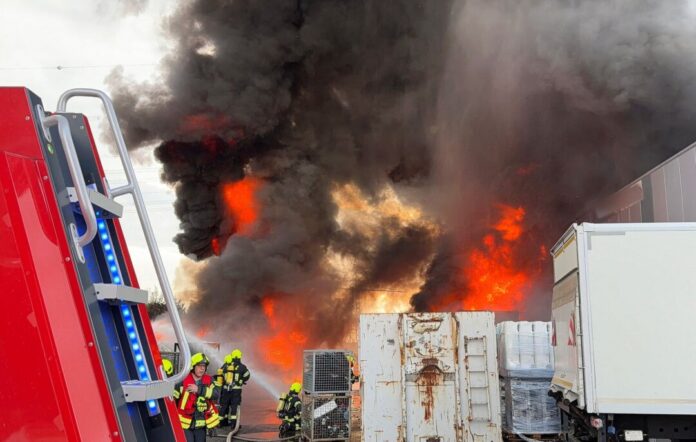 Brand in einem Gewerbegebiet in Bergheim Es dauerte viele Stunden bis das Feuer unter Kontrolle war - an der Halle hatte Elektroschrott gebrannt, die Flammen griffen auf das Gebäude über.