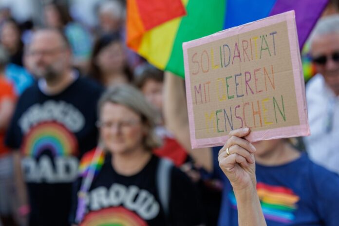 CSD Moers «Solidarität mit queeren Menschen» steht auf einem Plakat bei der Parade zum Christopher Street Day (CSD) in Moers.