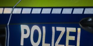 Drei Jugendliche nach Verfolgungsfahrt festgenommen Die Polizei Dortmund verfolgte drei Fahrer eines Autos. (Symbolbild)