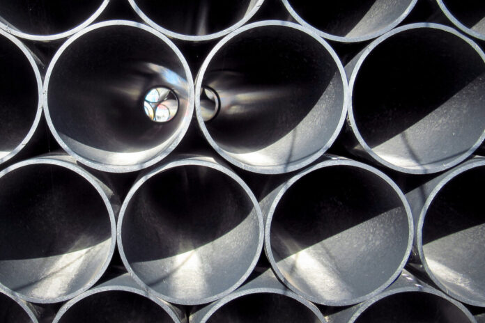 rkit-tube-869692 Blick in aufgestapelte Rohrleitungen. Foto: Pixabay