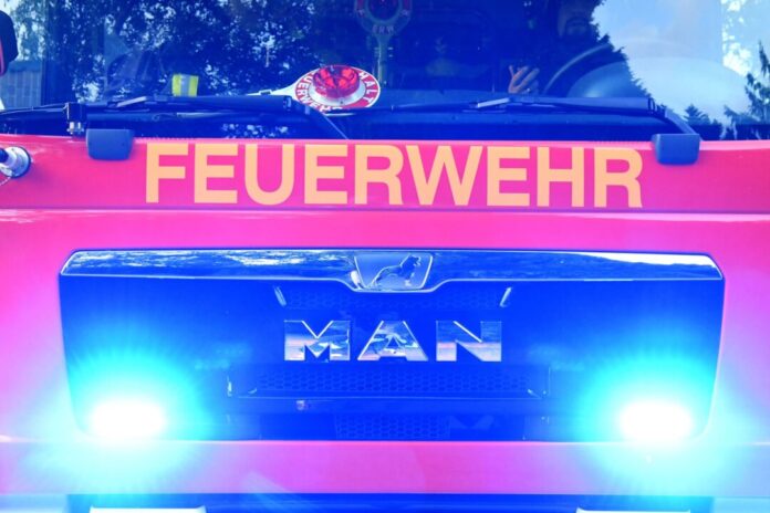 Feuerwehreinsatz Auf der vielbefahrene A4 bei Kerpen wird gelöscht. (Archivbild)