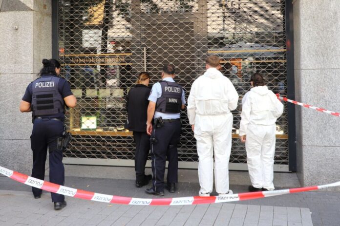 Schüsse auf Uhrengeschäft in Kölner Innenstadt Schon zweimal wurde auf das Uhrengeschäft geschossen.
