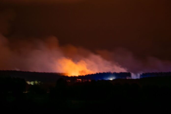Waldbrand in Belgien Seit der Nacht hat sich das Feuer nicht weiter auf Monschau zubewegt, sagt der dortige Feuerwehr-Einsatzleiter.