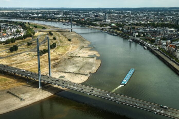 Niedrigwasser am Rhein in Düsseldorf Das Bundesverkehrsministerium soll laut einer Vorlage der Landesverkehrsminister ein Flottenförderprogramm für niedrigwassergeeignete Schiffe vorlegen.