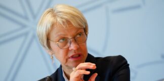 Schreiben statt Wischen – Was das neue Schuljahr bringt Feller hat sich zum Ziel gesetzt, die Basiskompetenzen in Lesen, Schreiben und Rechnen in den Grundschulen zu stärken.
