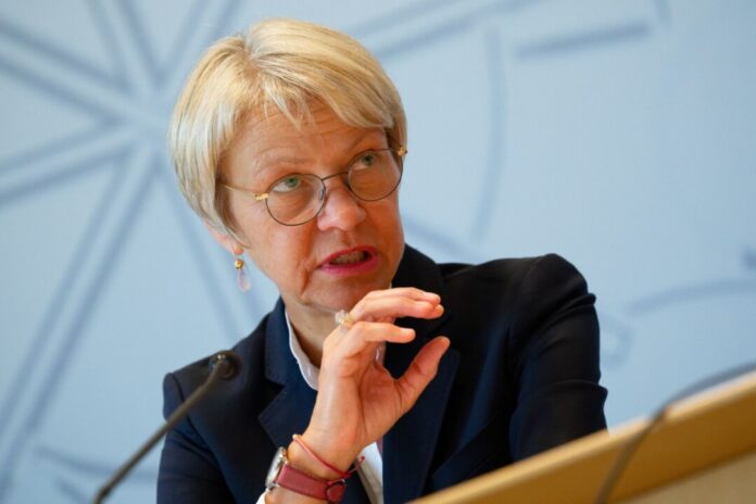 Bildungsministerin Feller zum neuen Schuljahr Feller hat sich zum Ziel gesetzt, die Basiskompetenzen in Lesen, Schreiben und Rechnen in den Grundschulen zu stärken.