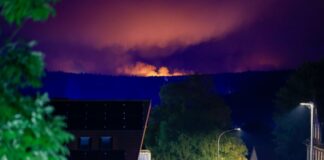 Regen bringt Entspannung im Waldbrandgebiet Aus Kalterherberg waren die Flammen in der Nacht zu sehen.