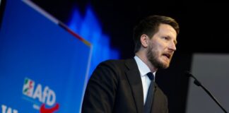 AfD-Streit in NRW: Delegierte fechten Kandidatenliste an AfD-NRW-Chef Martin Vincentz bei der umstrittenen Aufstellungsversammlung in Marl (Archivbild)