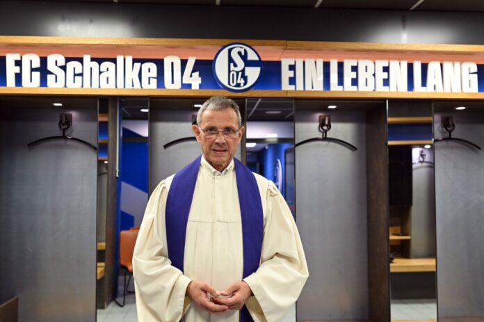 Schalker Stadionpfarrer Ernst Martin Barth In der Schalker Arena wird nicht nur um Bälle gekämpft, sondern auch gebetet: Im Stadion gibt es eine Kapelle, die Fans und auch Spieler anzieht.