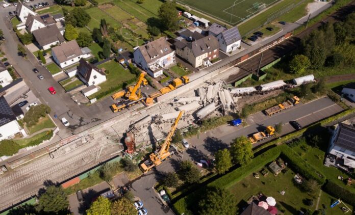 Bericht: Verunglückter Lokführer von Geseke überlud Güterzug Laut Bericht waren die Lok sowie fast alle Waggons aus den Gleisen gesprungen. Bis die Strecke freigegeben werden konnte, dauerte es Wochen. (Archivbild)