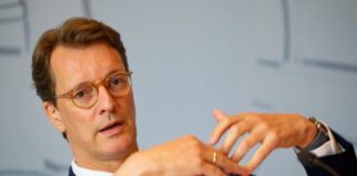 «Nicht perfekt»: Was Wüst sagt und was nicht Nordrhein-Westfalens Ministerpräsident Hendrik Wüst (CDU) stellt sich regelmäßig den Fragen der Landespressekonferenz.