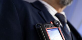 Bahn stattet auch Personal in Bahnhöfen mit Bodycams aus Die kleinen Kameras sollen deeskalierend wirken. (Archivbild)