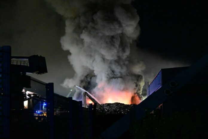 Großer Schrotthaufen in Duisburg in Flammen Auf einem Firmengelände brennen etwa 10.000 Kubikmeter Schrott.