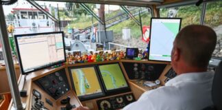 Zu wenig Regen für Trendwende am wichtigen Rhein Der Kapitän der MS Gereon verlässt mit dem Messschiff in Köln den Mülheimer Hafen.