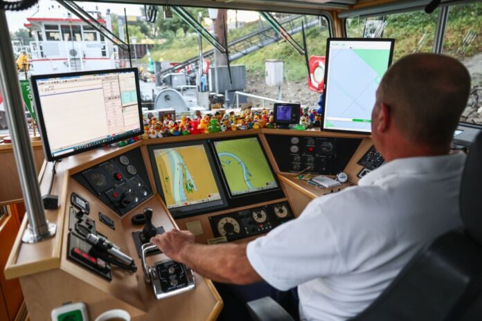 Das schmale Bett des Rheins wird neu vermessen Der Kapitän der MS Gereon verlässt mit dem Messschiff in Köln den Mülheimer Hafen.