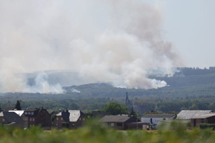 Waldbrand im Hürtgenwald Wann die Anwohner nach Hause zurückkehren können, ist bislang unklar.