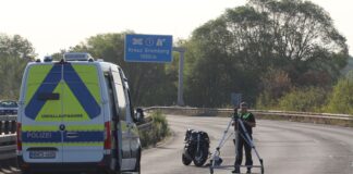 Zwei Tote nach Motorrad-Crash in Köln – Verdacht auf Rennen Laut ersten Zeugenberichten sollen die Motorräder mit hoher Geschwindigkeit unterwegs gewesen sein.