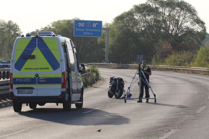 Zwei Tote nach Motorradunfall in Köln Laut ersten Zeugenberichten sollen die Motorräder mit hoher Geschwindigkeit unterwegs gewesen sein.