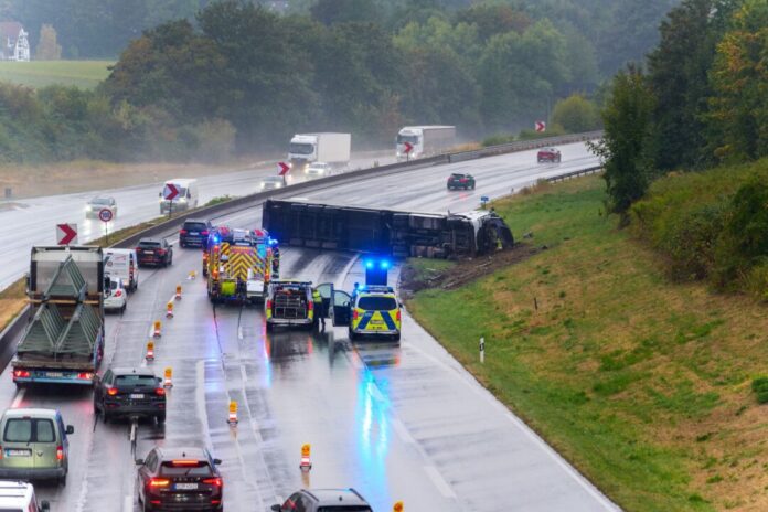 Umgekippter Lkw auf A1 - mehrere Kilometer Rückstau Bis die Autobahn wieder vollständig befahrbar sei, wird es laut Polizei noch dauern.