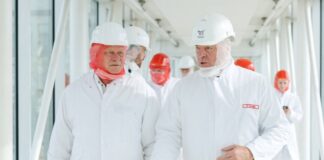 Minister: Agrarexport hat höchste Priorität für Bauern Im Schutzanzug durch einen Schlachtbetrieb: Bundeslandwirtschaftsminister Alois Rainer (l) im Gespräch mit Unternehmer Clemens Tönnies (r).