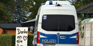 Bewohner kehren nach Waldbrand in Hürtgenwald zurück Ein Polizeifahrzeug fährt an einem Schild mit der Aufschrift «Danke an alle Helfer» vorbei.