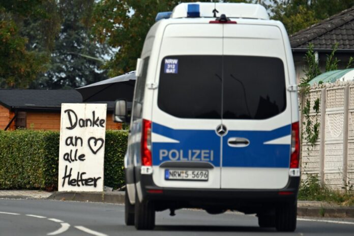 Waldbrand im Hürtgenwald Ein Polizeifahrzeug fährt an einem Schild mit der Aufschrift «Danke an alle Helfer» vorbei.