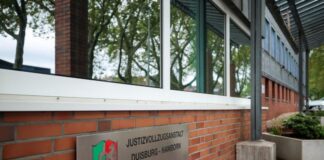 Gefängnis-Ausbruch: Häftling hatte Versteck im Zellenboden Die JVA Duisburg-Hamborn: Hier floh ein Häftling über das Dach.