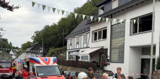 Schwarzpulver-Explosion in Wohnhaus: Acht Verletzte Feuerwehr und Polizei betraten das Haus zunächst nicht.