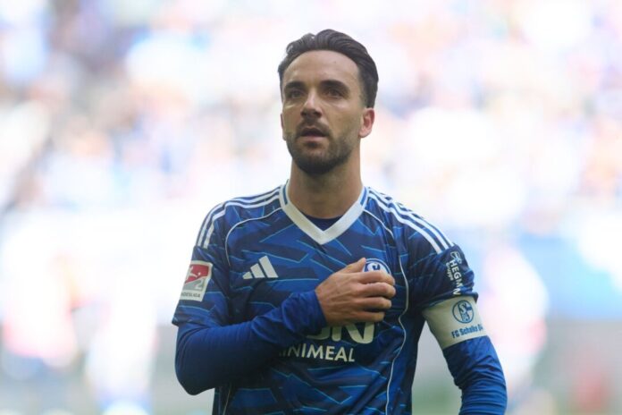 Kenan Karaman Schalkes Kapitän Kenan Karaman verpasst den Saison-Auftakt. (Archivbild)