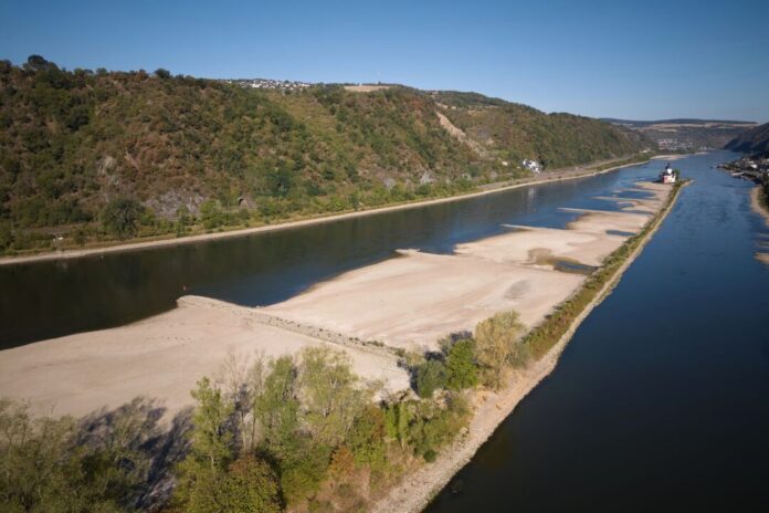 Wirtschaftliche Folgen des Rhein-Niedrigwassers Das Niedrigwasser am Rhein macht sich auch an den Tankstellen bemerkbar.