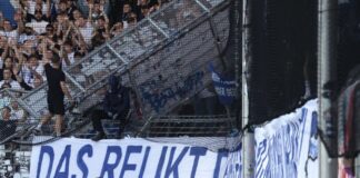Banner vor Fluchttor sorgt für Spielunterbrechung in Bochum Weil ein Banner der Hertha-Anhänger ein Fluchttor im Bochumer Ruhrstadion verdeckte, musste das Auftaktspiel der 2. Fußball-Bundesliga für einige Minuten unterbrochen werden.