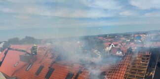 Dachstuhl von Schule fängt Feuer – Kloster evakuiert Die Feuerwehr bekämpfte den Brand mit mehreren Drehleitern und von innen.
