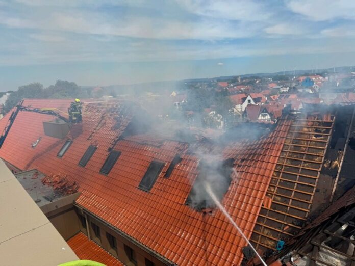 Dachstuhl an Realschule brennt Die Feuerwehr bekämpfte den Brand mit mehreren Drehleitern und von innen.