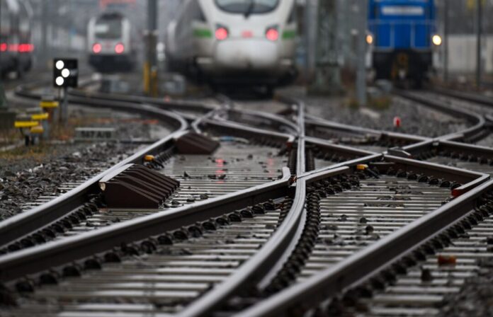 Schienen der Deutschen Bahn Wegen Bahn-Bauarbeiten wird die Strecke zwischen Minden und Hannover für zwei Wochen gesperrt. (Symbolbild)