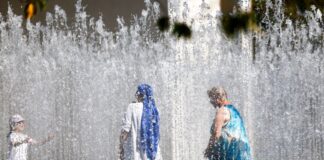 Hitzewarnung für Freitag – Endlich Regen ab Samstag Menschen stehen inmitten der Wasserskulptur von Jeppe Hein vor der Bundeskunsthalle in Bonn.